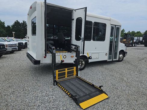 Used 2015 Chevrolet Express 3500 w/ Shuttle Bus Package image 19