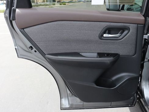 Used 2021 Nissan Rogue SV FWD image 12