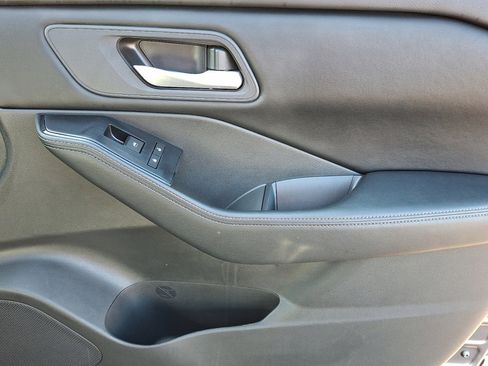 Used 2025 Nissan Rogue SV image 10