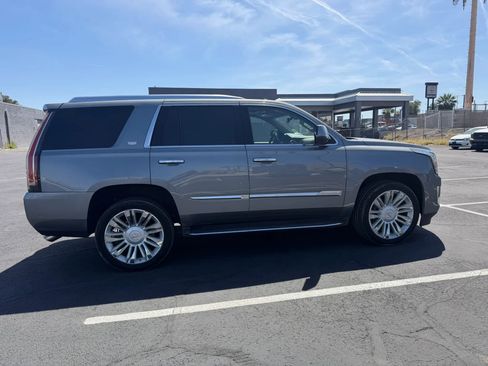 Used 2019 Cadillac Escalade Luxury AWD/4WD image 3