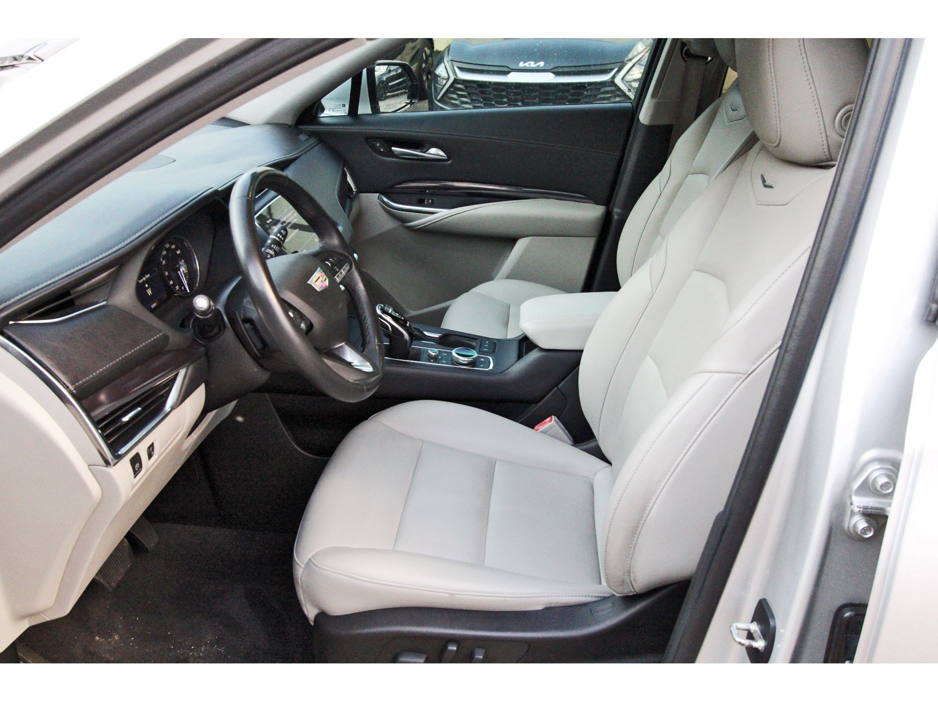 Used 2022 Cadillac XT4 Luxury w/ Cold Weather Package FWD image 9