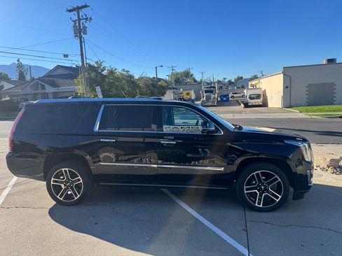 Used 2017 Cadillac Escalade ESV Premium Luxury image 4