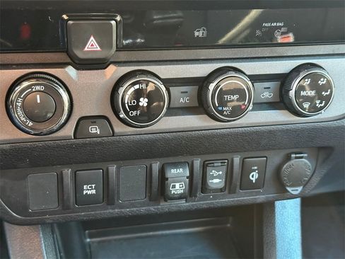 Used 2018 Toyota Tacoma TRD Sport image 27