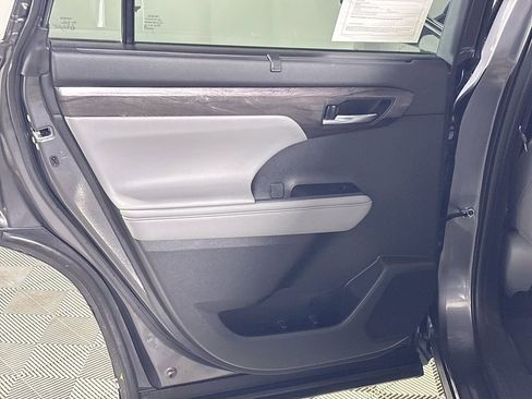 Used 2021 Toyota Highlander Limited image 20
