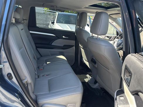 Used 2019 Toyota Highlander XLE AWD/4WD image 13