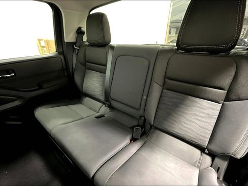 Used 2024 Nissan Frontier SV image 33