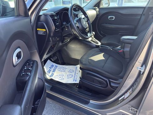 Used 2017 Kia Soul + image 10