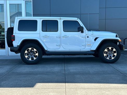 Used 2018 Jeep Wrangler Unlimited Sahara AWD/4WD image 2