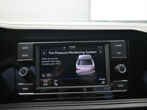 Used 2024 Volkswagen Jetta SE w/ Panoramic Sunroof Package FWD image 16