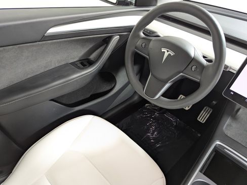 Used 2023 Tesla Model Y Performance image 9