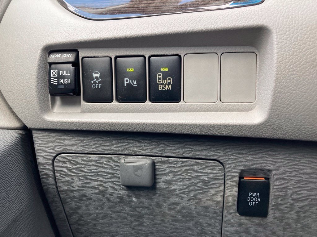 Used 2015 Toyota Sienna XLE Premium FWD image 14