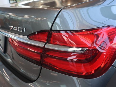 Used 2018 BMW 740i image 7