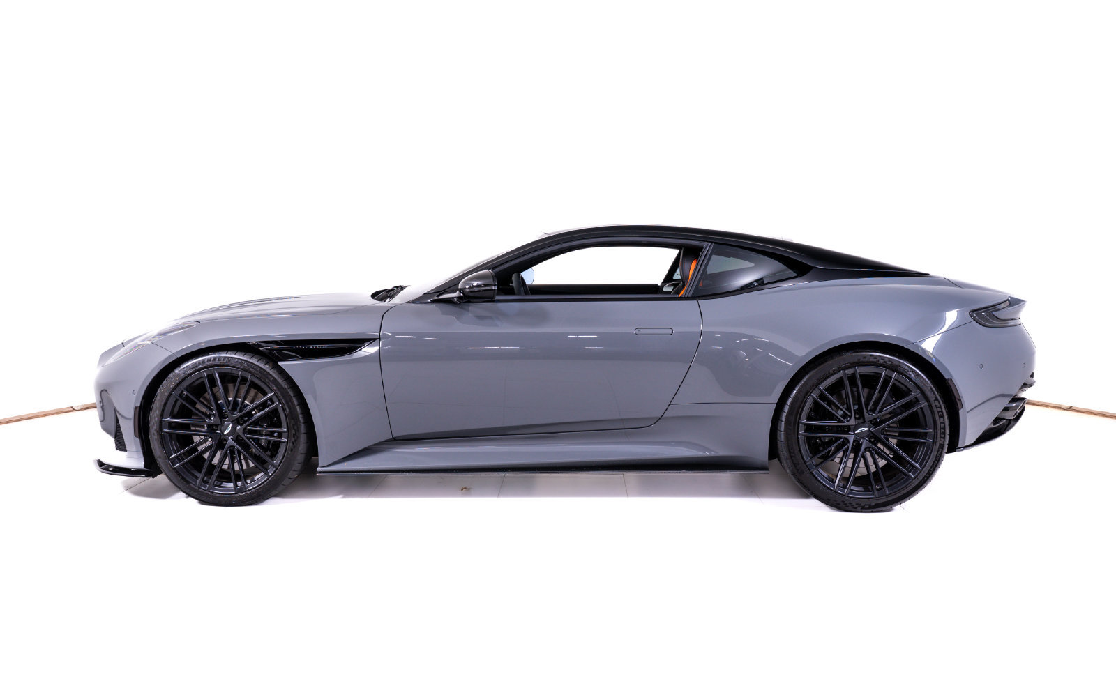 Used 2025 Aston Martin DB12 Coupe RWD image 2