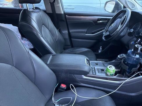 Certified 2021 Toyota Highlander Limited image 2
