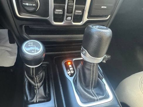 Used 2019 Jeep Wrangler Unlimited Sahara AWD/4WD image 17