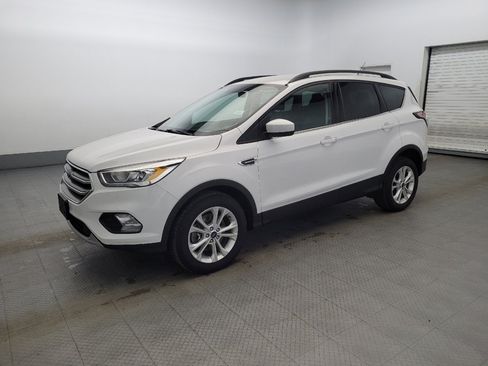 Used 2017 Ford Escape SE w/ Equipment Group 201A image 2