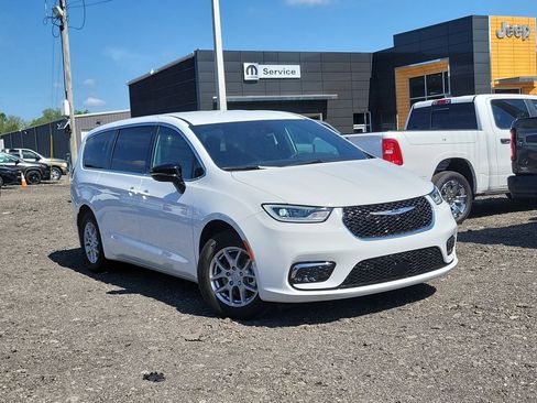 New 2025 Chrysler Pacifica Select FWD image 34
