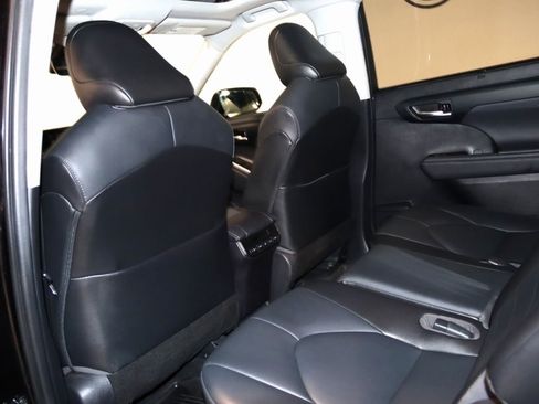 Used 2021 Toyota Highlander XLE image 51