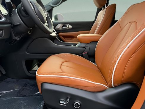 New 2026 Chrysler Pacifica Pinnacle image 21