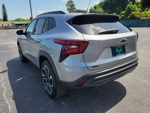 Used 2025 Chevrolet Trax RS w/ Sunroof Package FWD image 8
