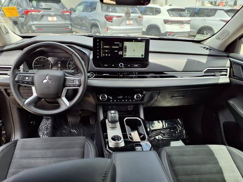 Used 2025 Mitsubishi Outlander SE AWD/4WD image 17