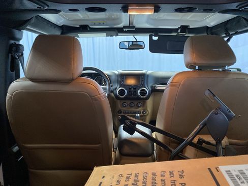 Certified 2015 Jeep Wrangler Unlimited Sahara w/ Dual Top Group image 27