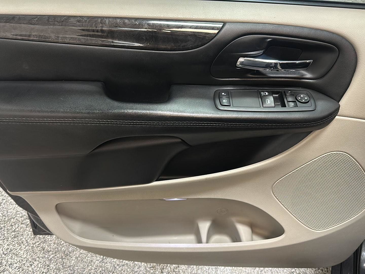 Used 2015 Dodge Grand Caravan SE w/ Quick Order Package 29E SE FWD image 17