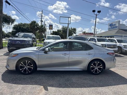 Used 2019 Toyota Camry SE FWD image 4