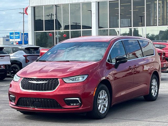 Used 2025 Chrysler Pacifica Select FWD image 5