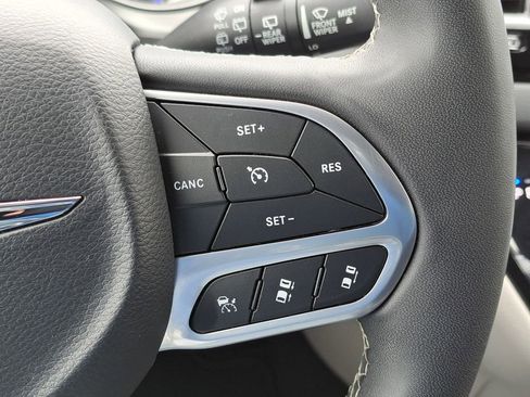 Used 2023 Chrysler Pacifica Touring-L FWD image 24