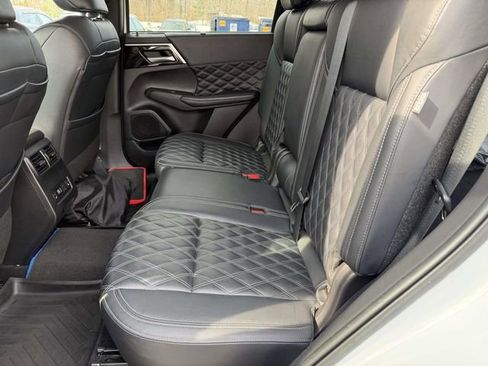 Used 2024 Mitsubishi Outlander SEL Black Edition image 13