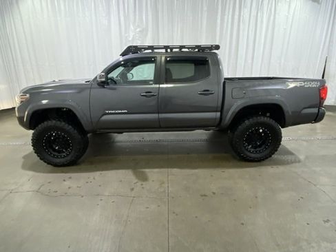 Used 2018 Toyota Tacoma TRD Sport w/ Technology Package image 8