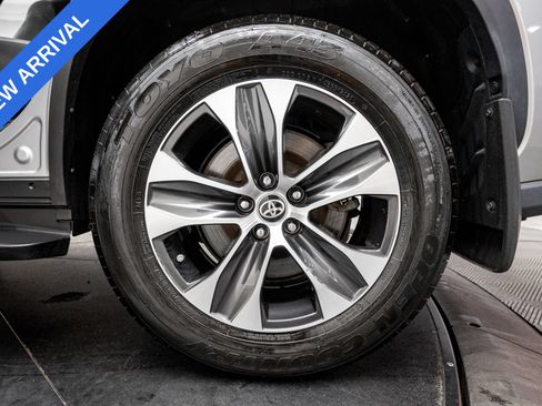 Used 2021 Toyota Highlander XLE AWD/4WD image 31