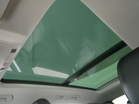 Used 2022 Volkswagen Taos SEL image 31