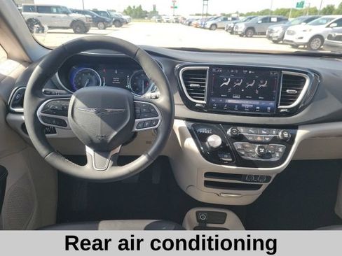 Used 2023 Chrysler Pacifica Touring-L FWD image 4