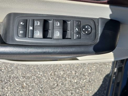 Used 2020 Chrysler Pacifica Limited image 27