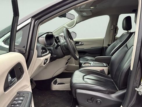 Used 2023 Chrysler Pacifica Touring-L FWD image 19