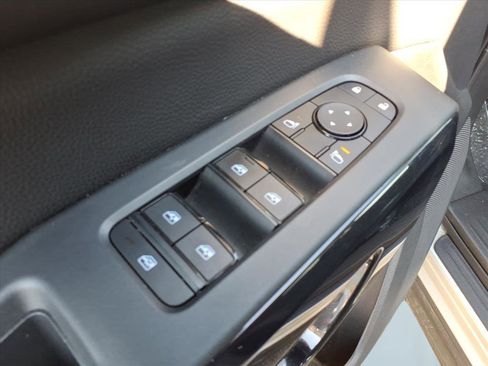 Used 2024 Nissan Pathfinder SV image 14