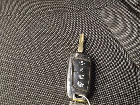 Used 2022 Hyundai Elantra SE FWD image 32
