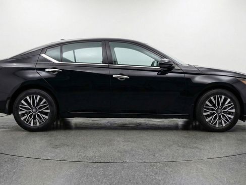 Used 2025 Nissan Altima 2.5 SV image 11