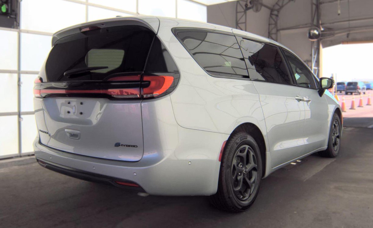 Used 2023 Chrysler Pacifica Limited w/ S Appearance Package FWD image 4