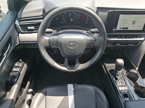Used 2025 Toyota Camry SE FWD image 12