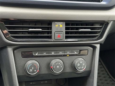 Certified 2022 Volkswagen Taos SE w/ Panoramic Sunroof Package image 27