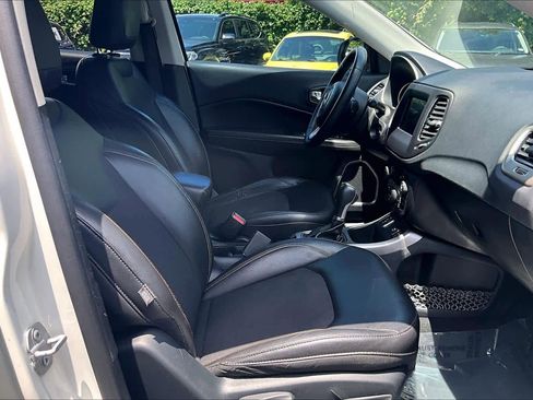 Used 2018 Jeep Compass Latitude w/ Popular Equipment Group FWD image 8