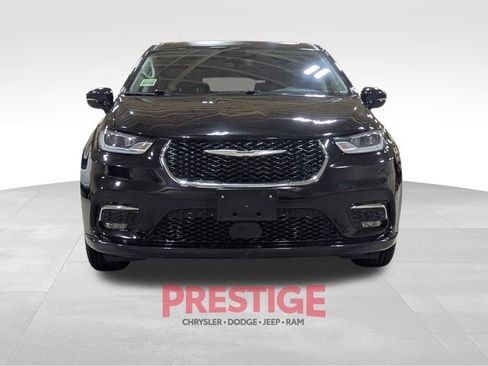 Used 2024 Chrysler Pacifica Touring-L image 3