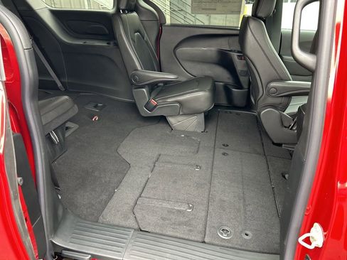 New 2026 Chrysler Pacifica Select AWD/4WD image 40