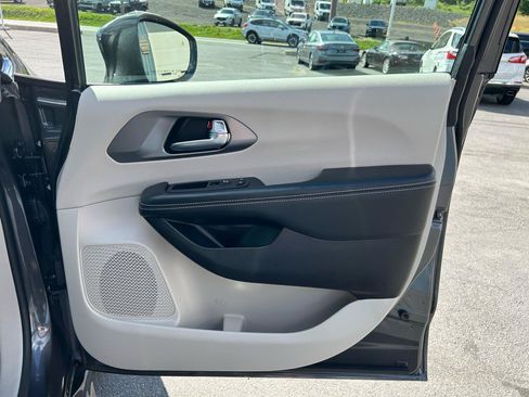 Used 2022 Chrysler Pacifica Touring-L FWD image 19