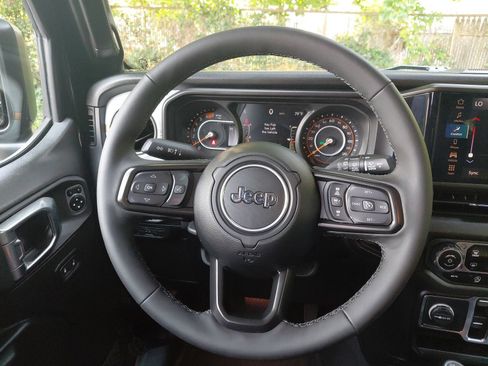 Used 2025 Jeep Wrangler Unlimited Sport AWD/4WD image 4