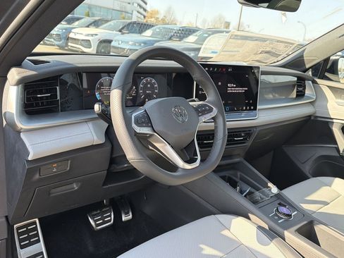 New 2026 Volkswagen Tiguan SE R-Line FWD image 10