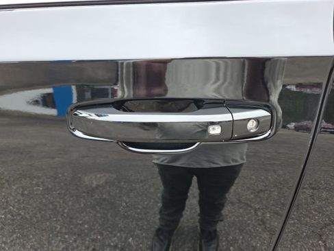 Used 2023 Chevrolet Suburban LT w/ Luxury Package image 20